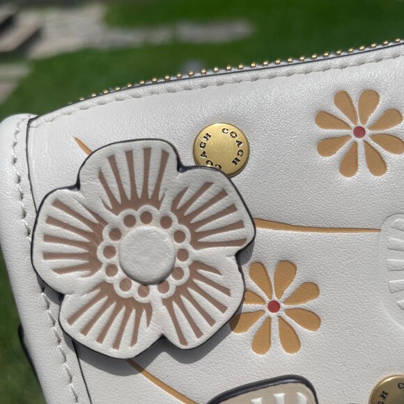 COACH Swinger 20 with Tea Rose Applique Chalk. Excellent Condition. - Picture 6 of 8